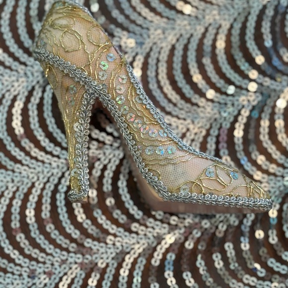 Other - Elegant Gold Sequin ring storage Heel